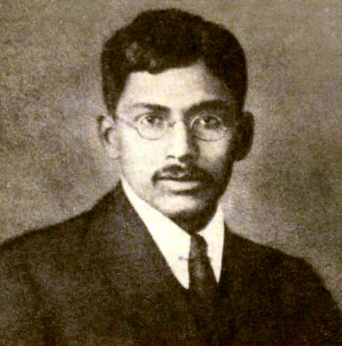 Мегнад Н. Саха родился в 1893 г. в Восточной Бенгалии (ныне Бангладеш) в семье лавочника. В нем рано проявились способности к математике и физике. В 1918 г. Калькуттский университет, который он закончил, присудил ему степень доктора наук. Вскоре после этого Саха занялся решением астрофизических проблем, используя свои познания в термодинамике и квантовой механике. В статьях, написанных в 1919–1921 гг. в Калькутте и Великобритании, Саха применил понятие термоионизации в исследовании атмосфер звезд и проложил путь к изучению звездных спектров. Эти его работы некоторые считают началом современной астрофизики. Несмотря на важность работ Сахи, он не был приглашен его американскими и европейскими коллегами для совместного дальнейшего развития его теории. Саха вернулся в Индию в Калькуттский университет, но вскоре получил должность профессора физики в Университете Аллахабада. В последующие 20 лет он играл одну из главных ролей в создании Индийского Национального института наук, Индийского физического общества и Индийской организации научных новостей. После возвращения в Калькуттский университет в 1938 г. он основал Институт ядерной физики и настаивал на необходимости создания системы национального планирования на научной основе. В 1951 г. Саха был избран в Индийский парламент как независимый его член и оставался им до своей смерти в 1956 г.